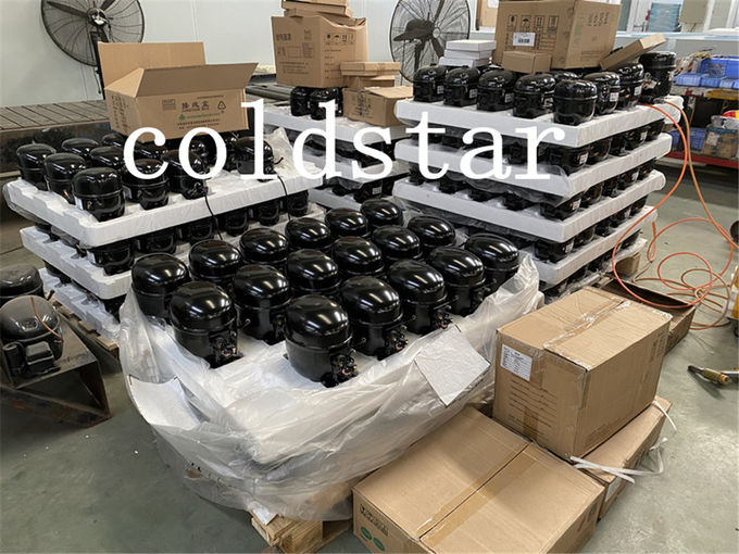 Le marchandiseur extérieur commercial de glace de cube en utilisation a mis en sac la poubelle 4 d'entreposage dans la glace