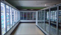 Promenade commerciale de supermarché de porte en verre dans un réfrigérateur plus frais d'affichage de lait de boisson