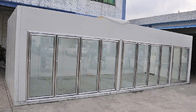 Les portes en verre du supermarché 4 montrent le réfrigérateur de boisson de pièce d'entreposage au froid